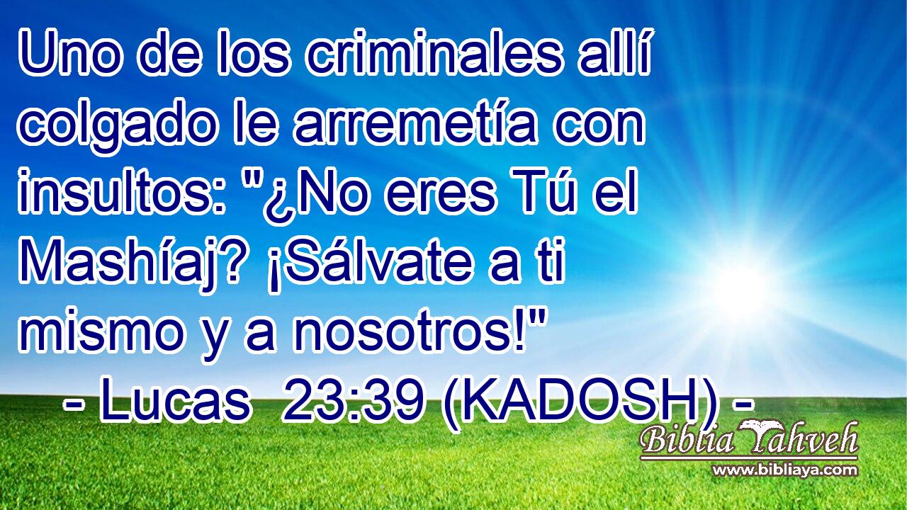  Uno de los criminales allí colgado le arremetía con insultos: 
